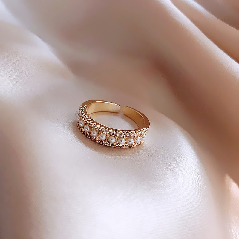 Gold & Pearl Luxury Ring – Éclat doux, force discrète