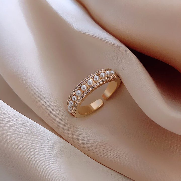 Gold & Pearl Luxury Ring – Éclat doux, force discrète