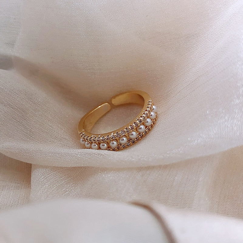 Gold & Pearl Luxury Ring – Éclat doux, force discrète